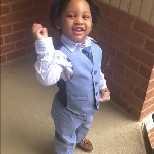 Kid suit 4t only had on ones for photos in house !